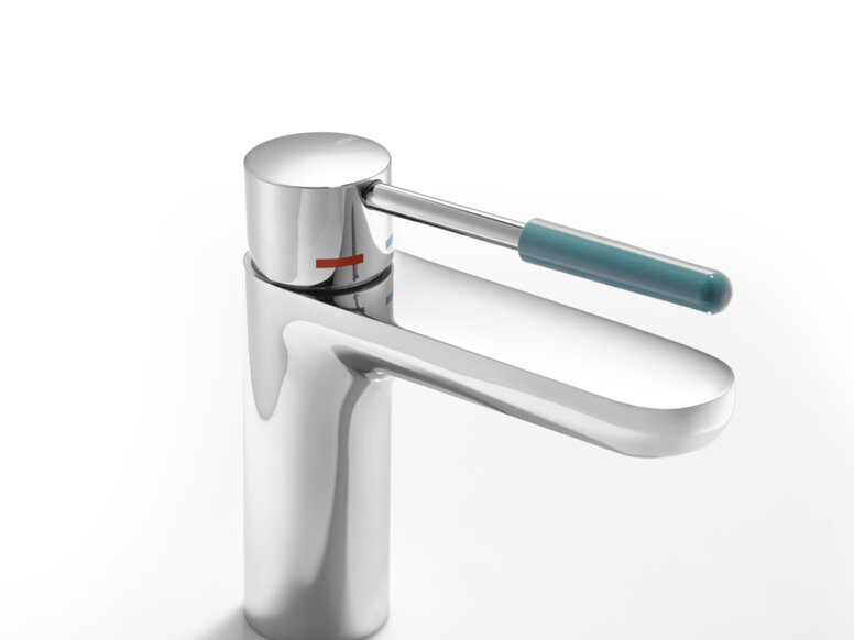 Single-lever mixer tap with handle element in the colour aqua blue